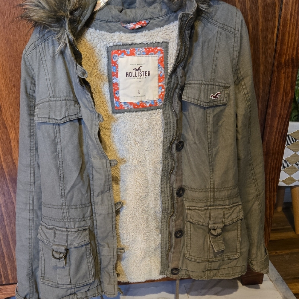 Hollister Olive Parka with Faux Fur Trim Small - Winter Coat - Make An Offer